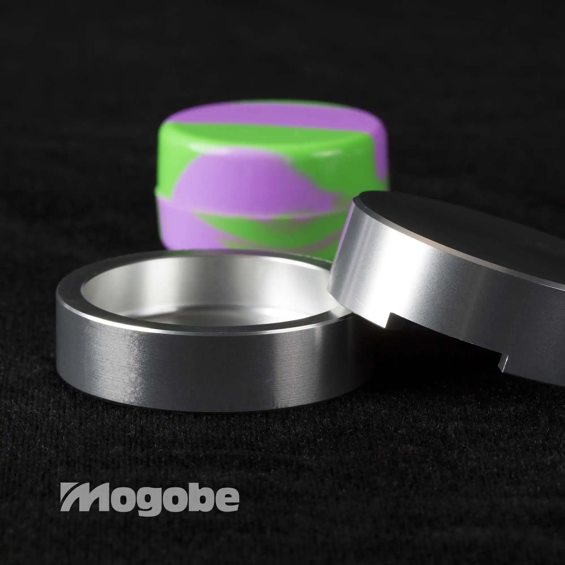 Mogobe Rosin Decarboxylation Capsule Pair with 7ML Silicone Container, detail look