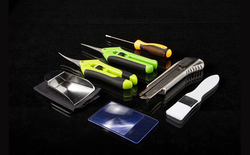 showing mogobe trim tray parts: including 2 trimming scissors, 1 brush, 1 Pollen collection shovel, 1 magnifying glass card, 1 special screwdriver, 1 utility knife, and 1 cleaning cloth.